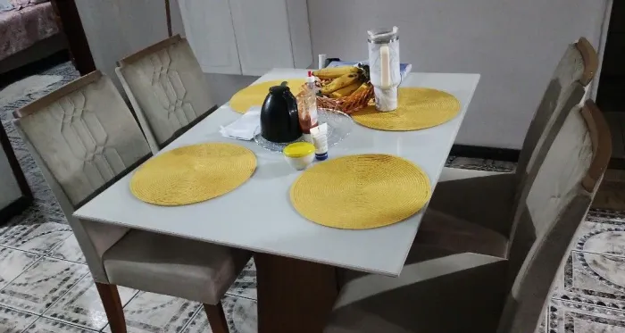 Mesa de jantar 4 cadeiras com 5 meses de uso