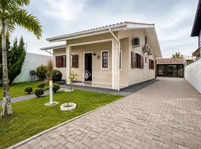 Auxiliadora Predial aluga, Charmosa casa com amplo terreno, com 2 dormitórios sendo 1 suít