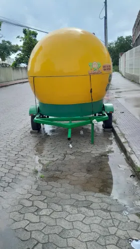 Reboque com máquina de suco de laranja