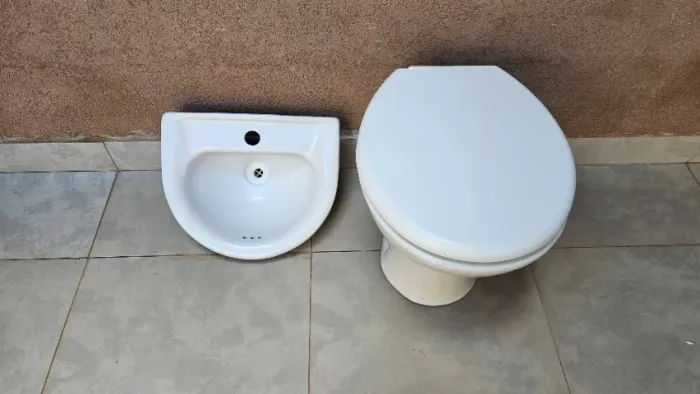 Vendo Vaso sanitário e pia de banheiro 