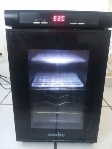Vendo frigobar preto semi-novo.