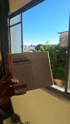 Mini Led Projector na Caixa
