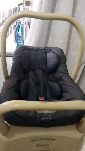 bebê conforto burigotto at2 com base<br>compatível para encaixe com o carrinho at2<br>100,00
