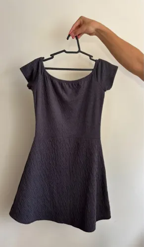 Vestido curto - ombro a ombro com brilhos - Tamanho P