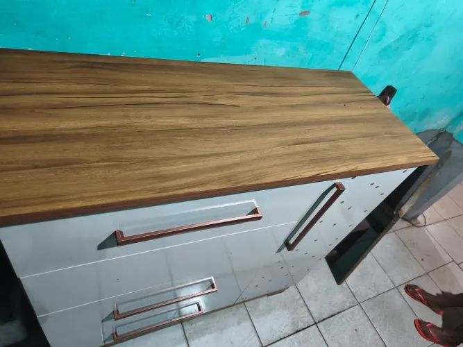 cômoda com 4 gavetas e 1 porta Semi Nova