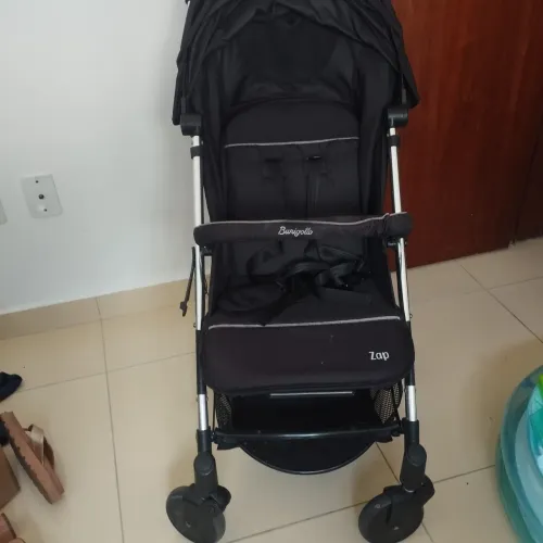Carrinho de bebê, fecha igual mala