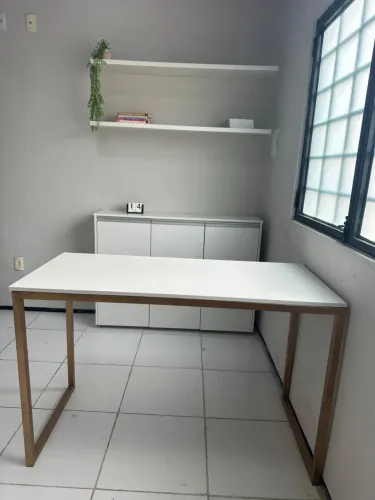 Vende-se moveis com prateleiras