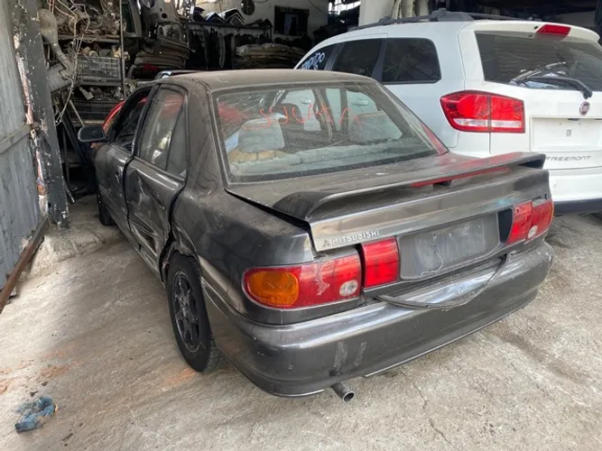 Mitsubishi Lancer sucata para retirada de peças 