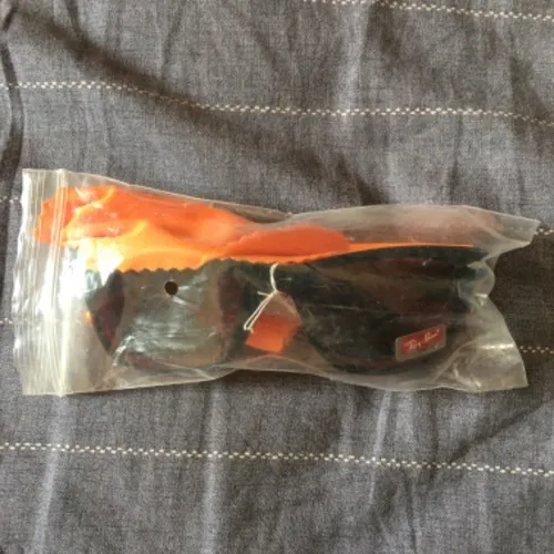 Óculos de Sol Ray-Ban. Promoção: de R$ 200,00 por R$ 100,00