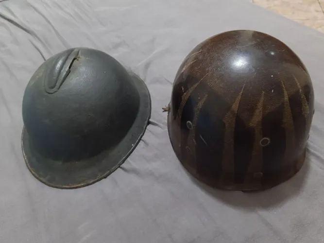 Capacete antigo de guerra valor para os 02 capacetes só venda não troco por nada 