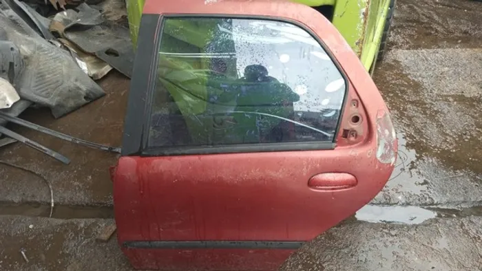 Porta Traseira Esquerda Lisa C/Detalhe Fiat Palio 97/01