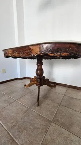 Mesa de jantar de madeira de lei de mais ou menos 80 anos