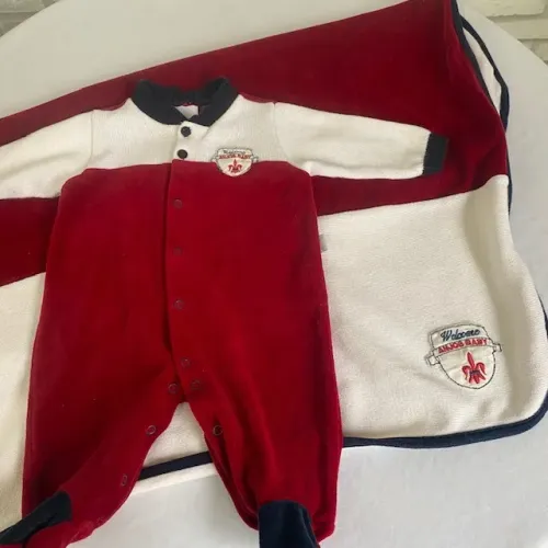 Macacão de bebê Anjos Chic Vermelho + Mantinha Forrada Tamanho 3-6 meses