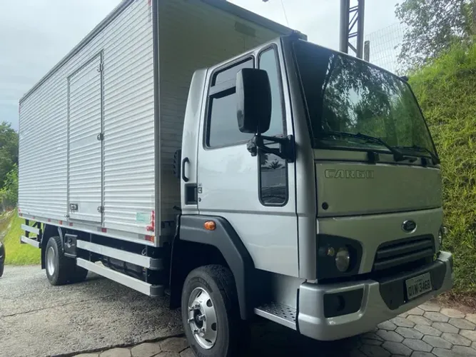 Cargo 1119 bau 6 metros