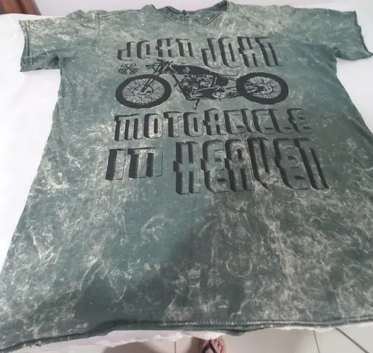 Camiseta  verde  manchada  usada  marca  John  madeira enheaven.