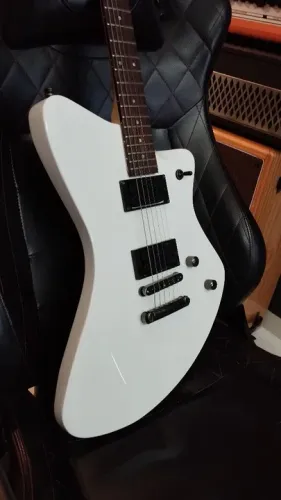 Rara Guitarra Fernandes Vertigo Japonesa - Branca