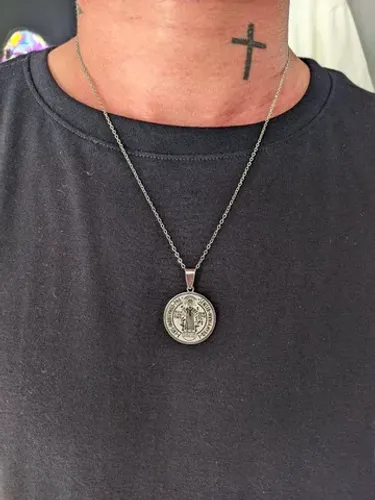 Cordão masculino em aço