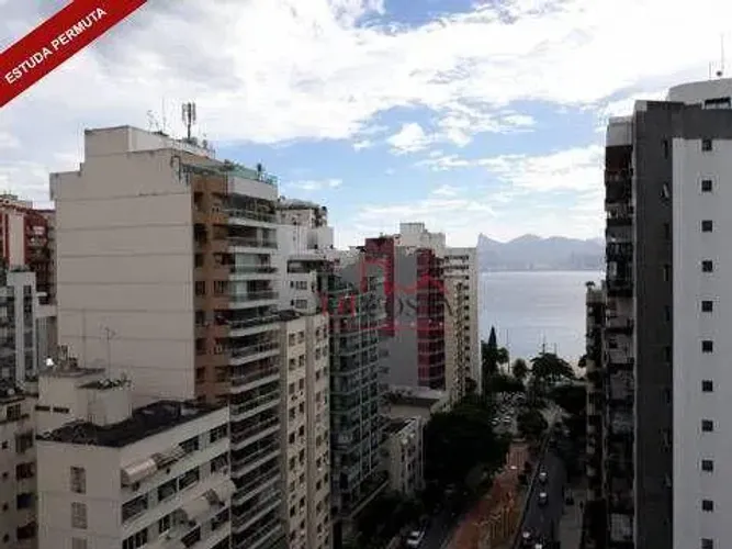 Belíssima Cobertura linear com vista para a Praia! Composta por 3 Qtos sendo 2 suítes, 2 v