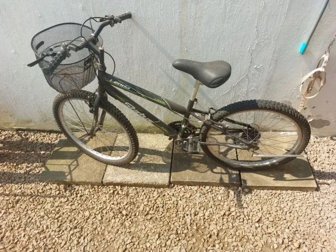 Bicicleta Aro 24 18 Marchas  Status Lenda - Preto e Capacete