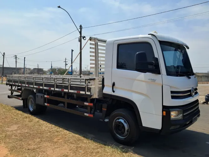 VW 11.180 Prime ano 2018 com carroceria de madeira, em SP