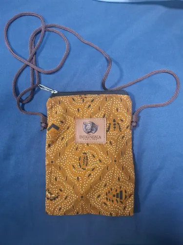 Bolsa transversal Indonésia, boné da Angola e camisa dos voluntários - COP 30