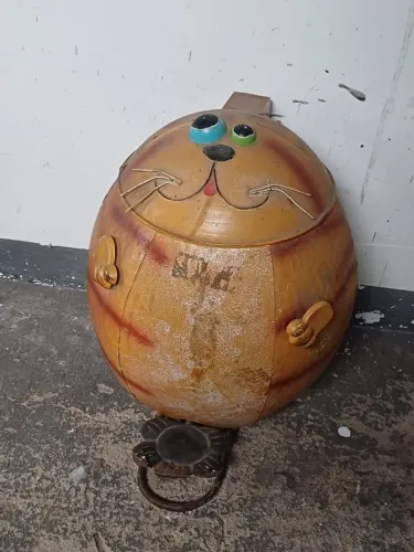 Lixeira em ferro com formato de gato - uma fofura