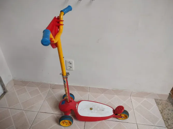 Patinete SkateNet 3 rodas oficial Luccas Neto Infantil - Vermelho e Amarelo