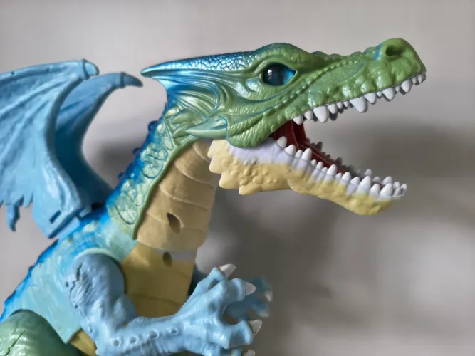Robô Dragão do Gelo - Alive (Com movimentos, luz e som)