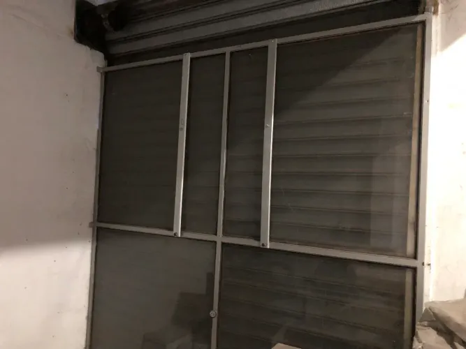 Fachada de vidro com estrutura metálica