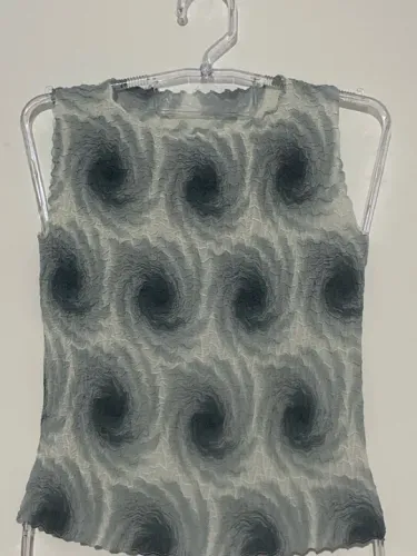 Blusa de Malha Cinza com Estampa de Redemoinhos
