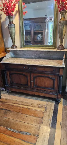 Móveis antigos, cômoda lavabo antiga em madeira maciça com tampo em mármore