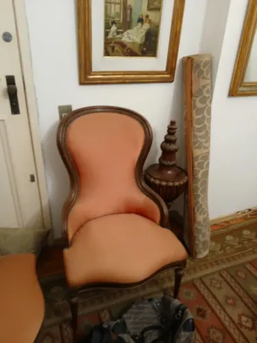 Poltrona antiga de madeira na cor salmon