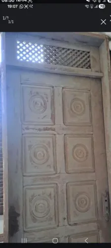 Porta de madeira maciça 