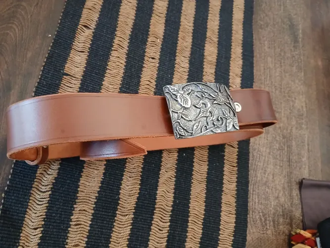 Cinto de Couro natural NOVO,com Fivela em alto relevo,francês.