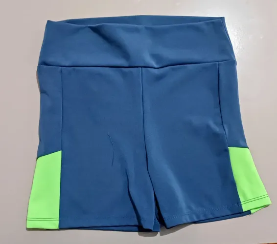Shorts Azul com Detalhes em Verde Neon