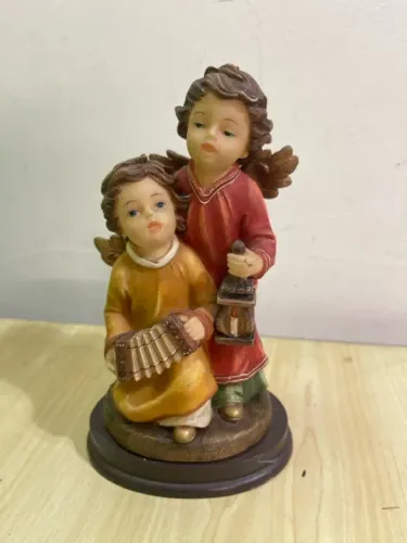 Anjos de resina sanfoneiro e com luminária 