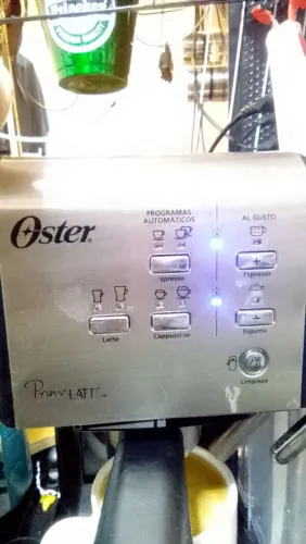Cafeteira expresso Oster Prima Latte Preta