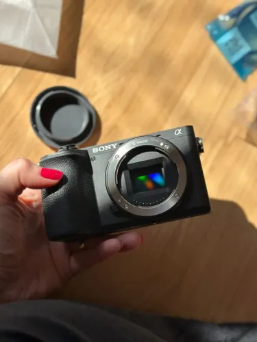 Sony Alpha 6600 (corpo), usada 3x, novíssima, acompanha alça, cabo de carregar e manual