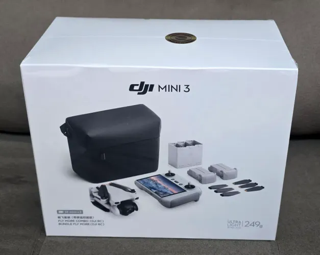 DRONE DJI MINI 3 FLY MORE COMBO COM TELA LACRADO VERSÃO ANATEL BR 1 ANO DE GARANTIA DJI 