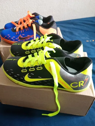 Chuteiras Nike CR7 - Tamanho 33