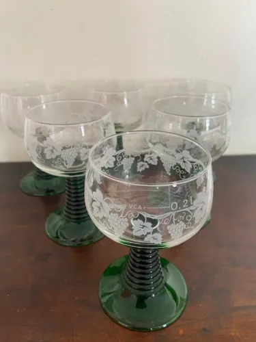 Elegante Conjunto de Taças de Vinho Gravadas com Motivo de Uva e Hastes Verdes!