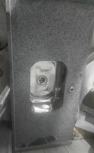 Pia de cozinha com bancada em granito e torneira