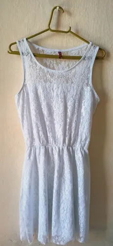 Vestido branco de renda com elástico na cintura