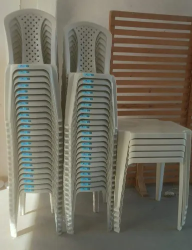 Mesas e cadeiras de plástico 
