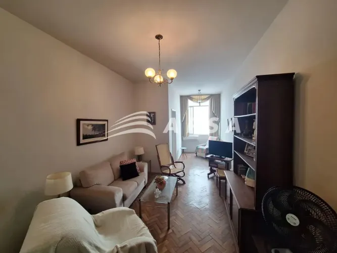 NA ENCANTADORA RUA MIGUEL LEMOS, EM COPACABANA, ENCONTRA-SE UM EXCELENTE APARTAMENTO DE 90