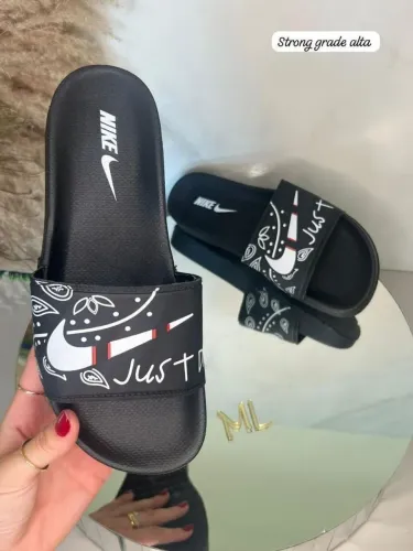 Sandália Slide Nike Preta com Detalhes Cinza e Azul