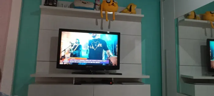 Painel de TV branco Mobly com prateleiras e 2 gavetas