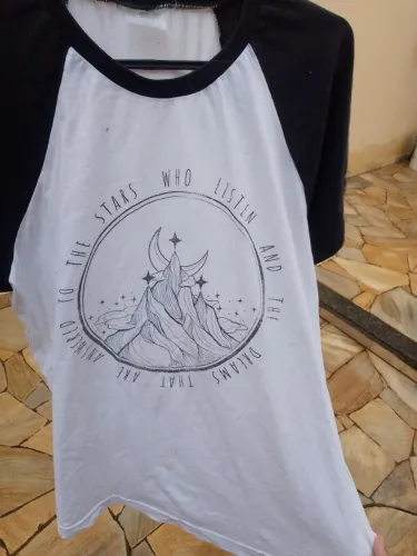 Camiseta 'Stars Who Listen' Lolja - Tamanho P