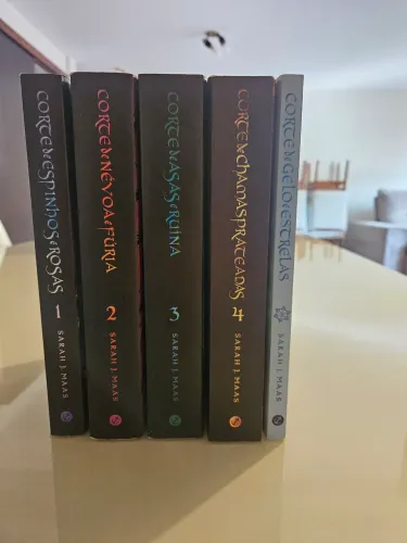 Coleção Corte de Espinhos e Rosas - Sarah J. Maas