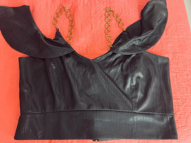 Top Preto com Detalhe em Corrente